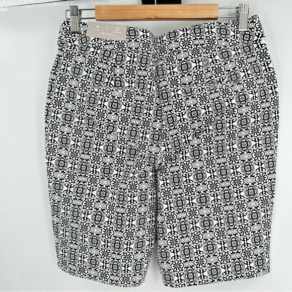 Chico's Black and White Geometric Bermuda Shorts NWT Pockets Women’s Size 0/US 4 - Picture 2 of 16